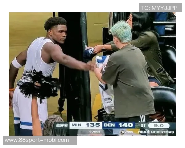 即使遭遇不公被驱逐出场华子依然在通道默默为球迷签名