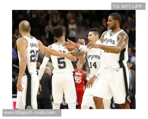 托尼帕克与保罗同现身马刺比赛现场引发球迷热议